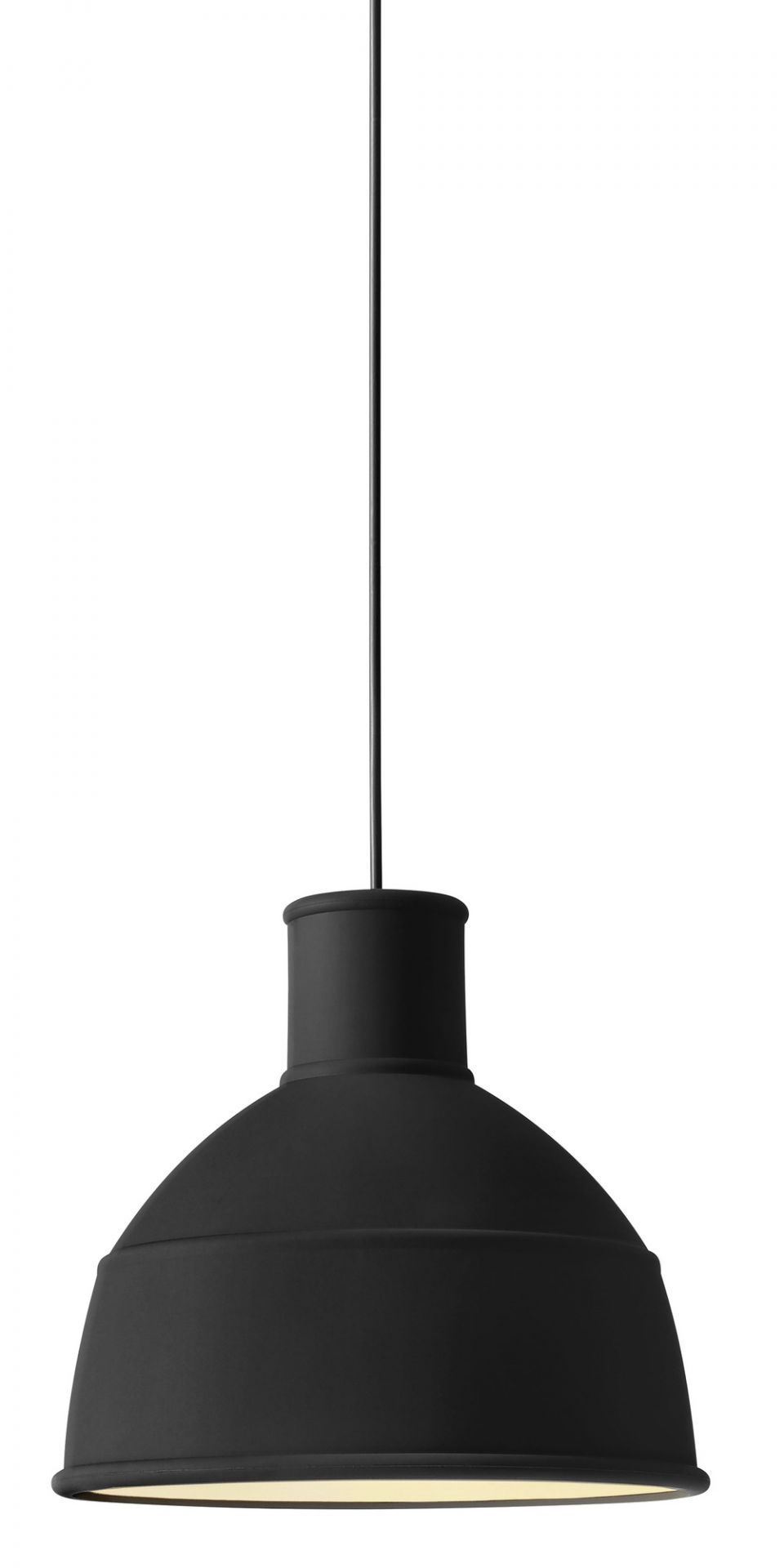 Schwarze Muuto Unfold Pendelleuchte mit Kabel vor weißem Hintergrund, modernes Design für Wohnzimmer und Esszimmer.